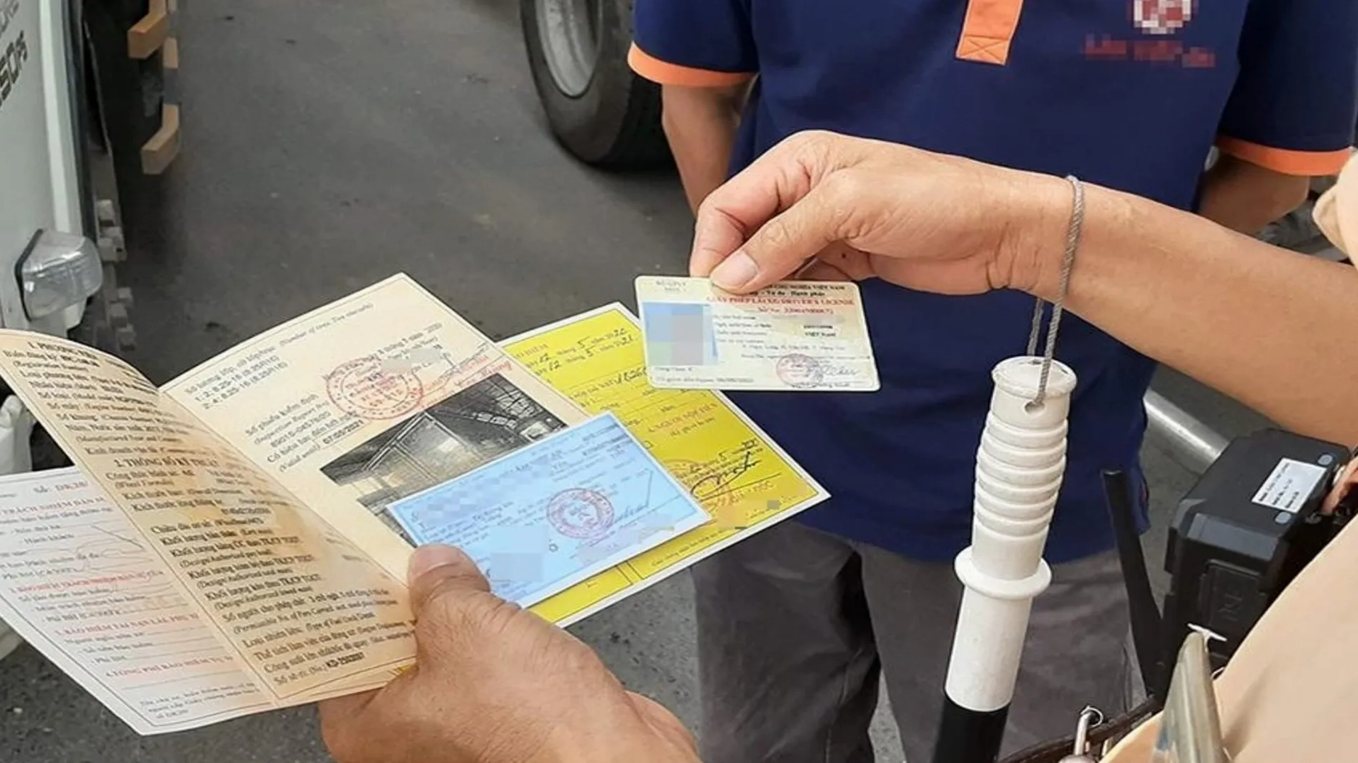 Người điều khiển xe cần mang theo giấy tờ gì khi tham gia giao thông?