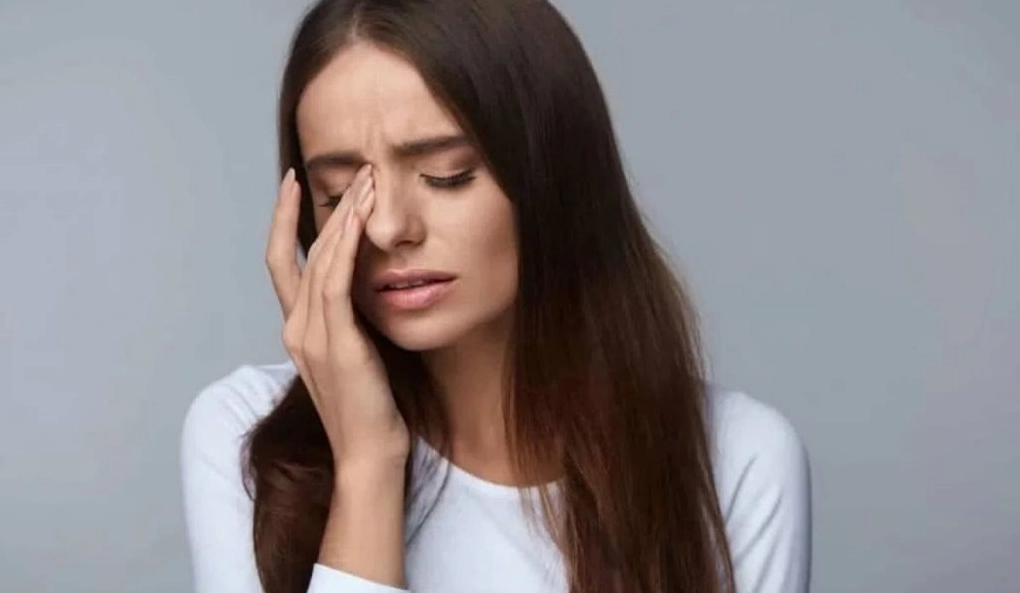 Nháy mắt phải nữ: điềm báo dân gian hay dấu hiệu mệt mỏi