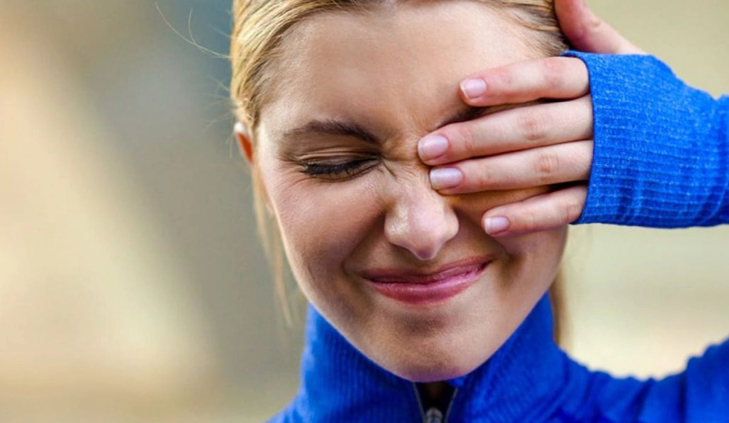 Nháy mắt trái nữ thường do mệt mỏi, căng thẳng hoặc thiếu dưỡng chất