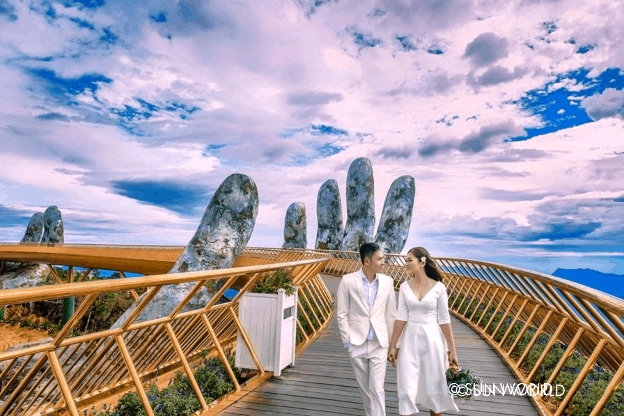 Nhiều cặp đôi đến Cầu Vàng Đà Nẵng chụp ảnh cưới, lưu lại khoảnh khắc đẹp nhất của mình.