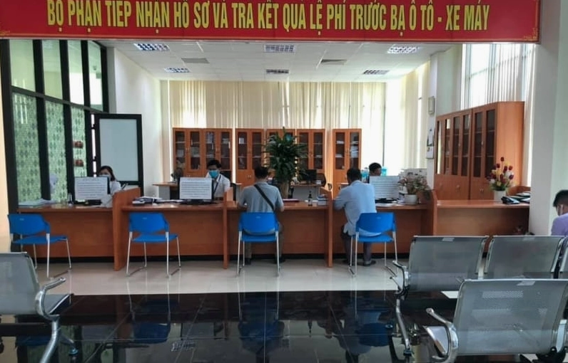 Nộp lệ phí trước bạ là bước bắt buộc trong thủ tục sang tên xe máy cũ khác tỉnh