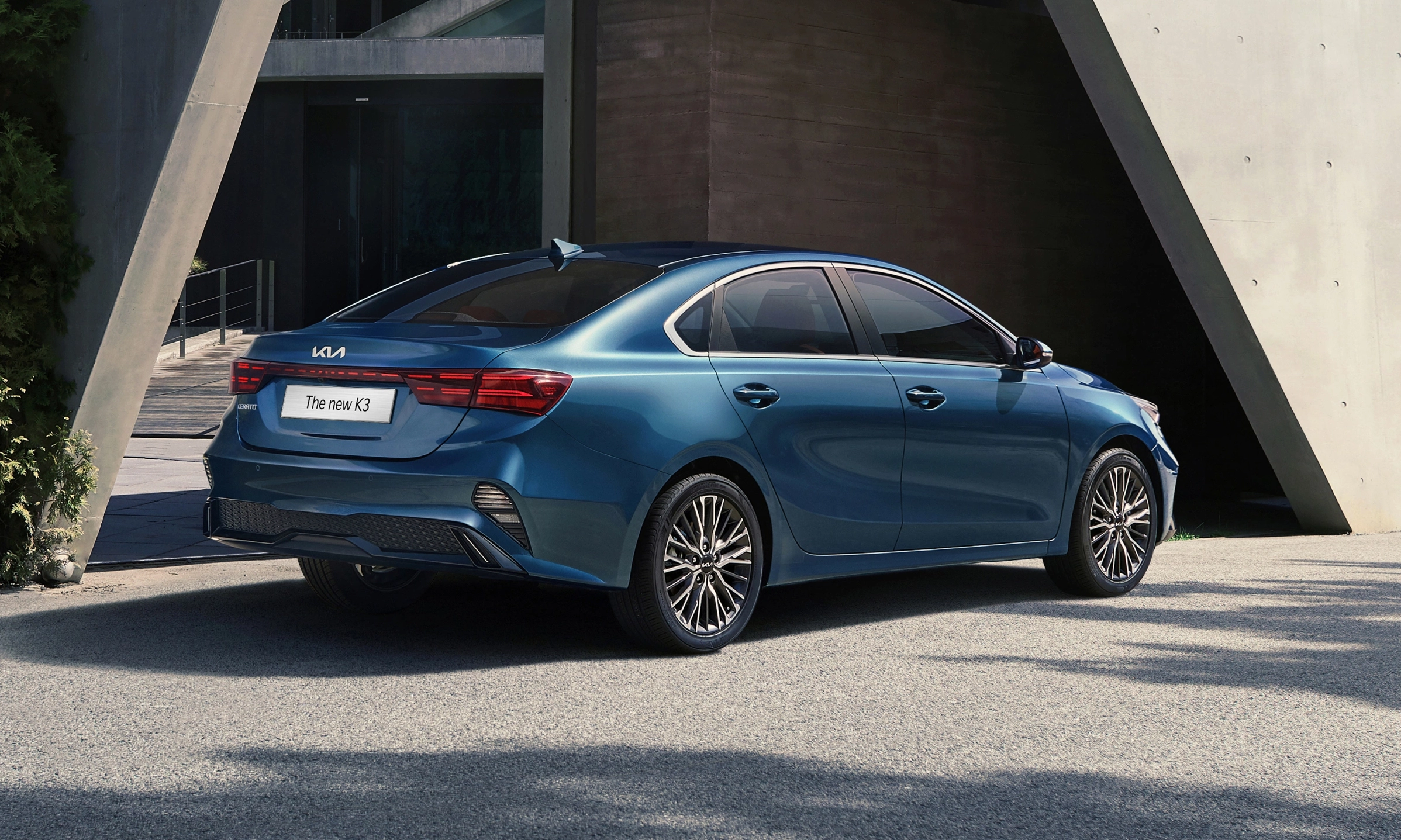 Phần đầu xe KIA K3 với lưới tản nhiệt mũi hổ và đèn pha LED