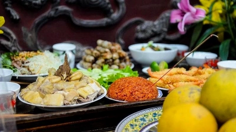 Sắp lễ cúng tạ đất gồm cả đồ cúng chay, đồ mặn và vàng mã