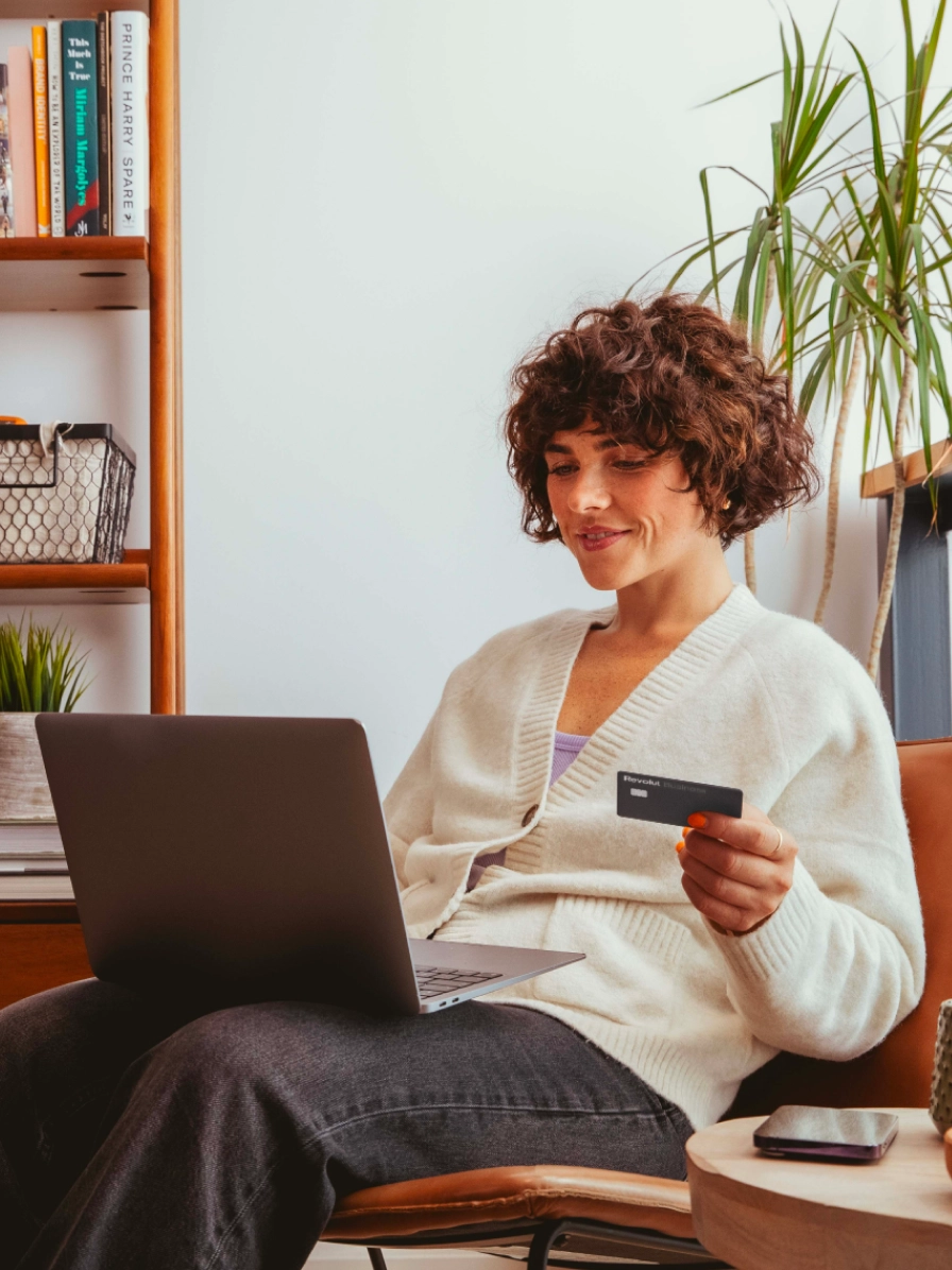 Sử dụng thẻ ghi nợ quốc tế để thanh toán 300 yên khi đi du lịch