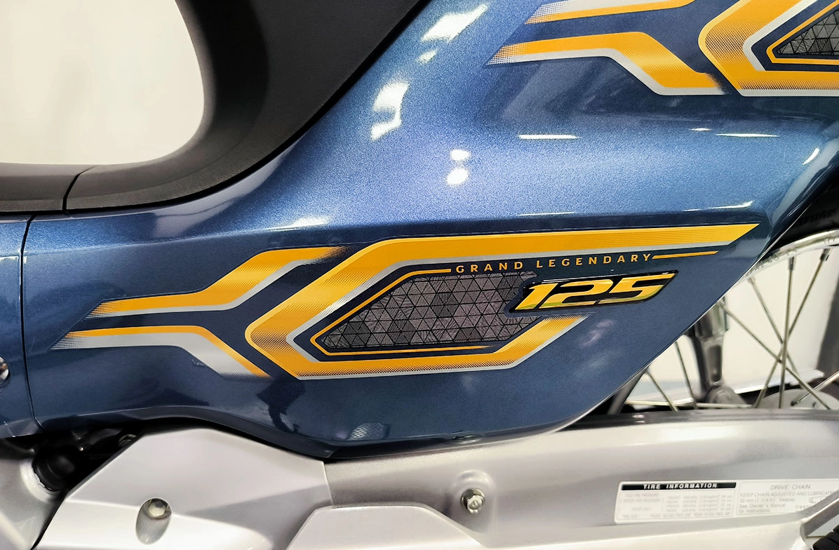 Tem xe sắc nét và sang trọng là một chi tiết đáng giá trên Dream Thái