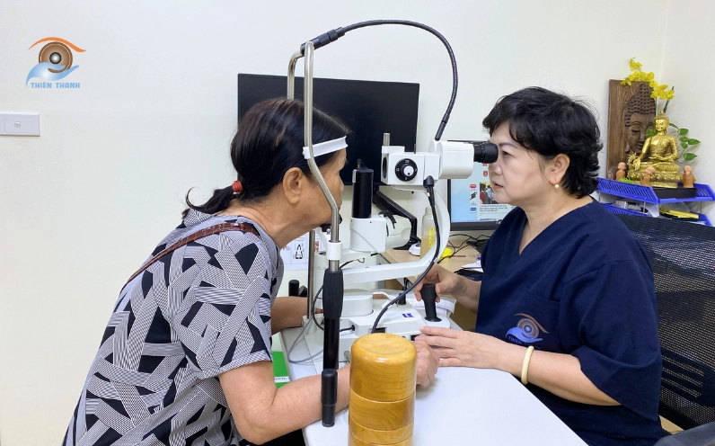 thăm khám với bác sĩ nhãn khoa hoặc thần kinh