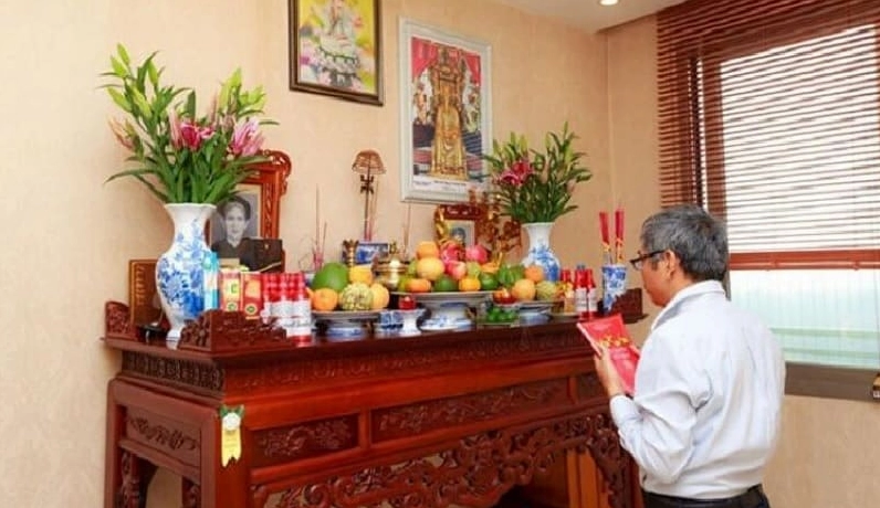 Tham khảo lịch vạn niên là cách đơn giản và phổ biến nhất để tìm ngày đẹp