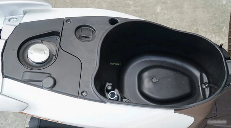 Thao tác mở cốp xe Vision đời cũ bằng chìa khóa cơ.