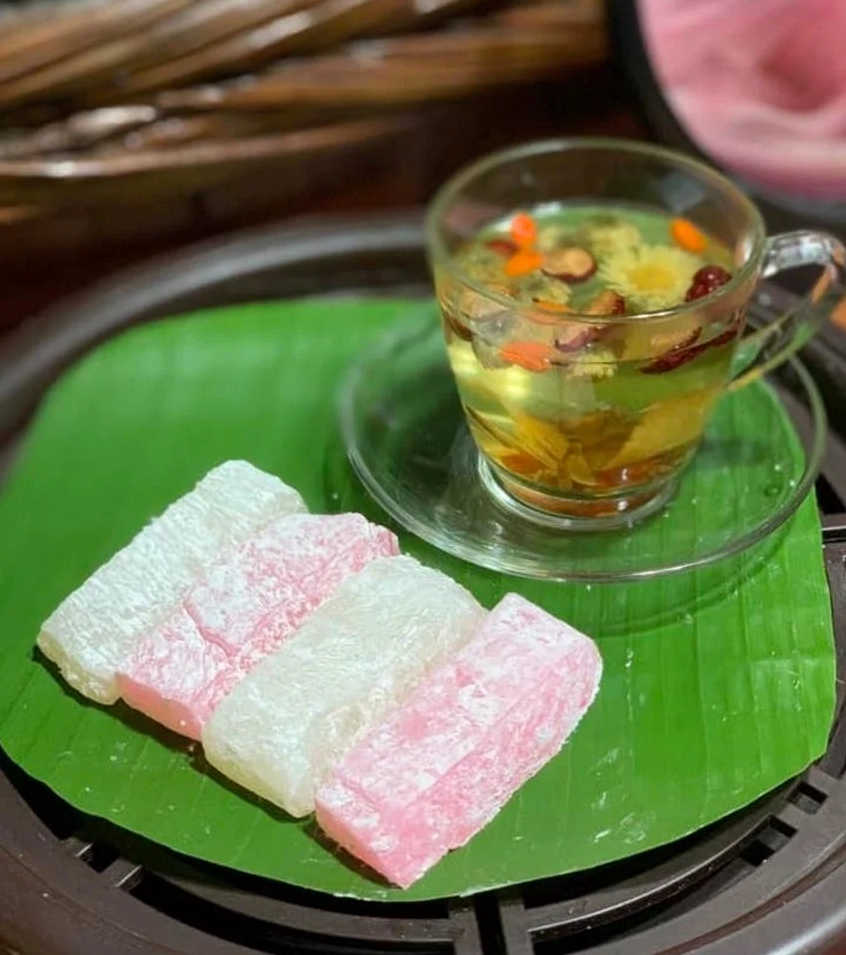 Thưởng thức bánh hồng Quy Nhơn cùng trà nóng là sự kết hợp hoàn hảo nhất
