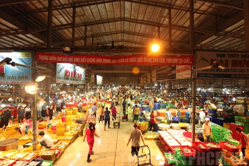 Tiểu thương tấp nập giao dịch tại các nhà lồng chợ Bình Điền