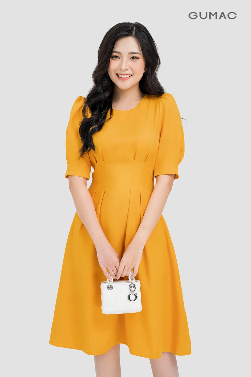 Trang phục màu vàng tương sinh giúp người mệnh kim thu hút may mắn