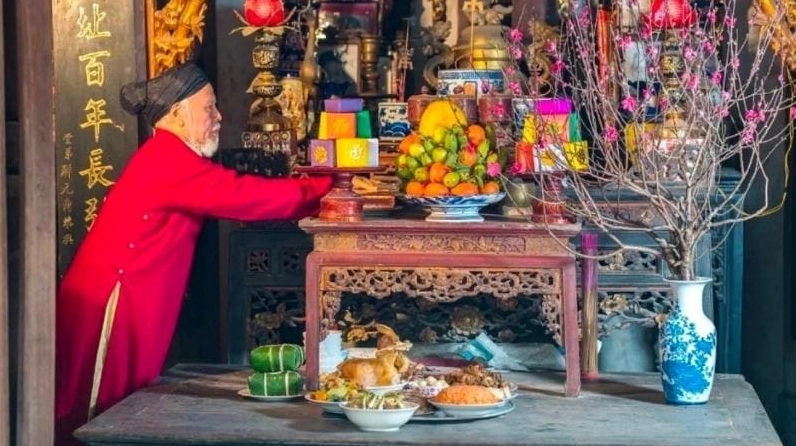 Trước khi chuyển bàn thờ, gia chủ cần thắp hương và báo cáo bằng với gia tiên