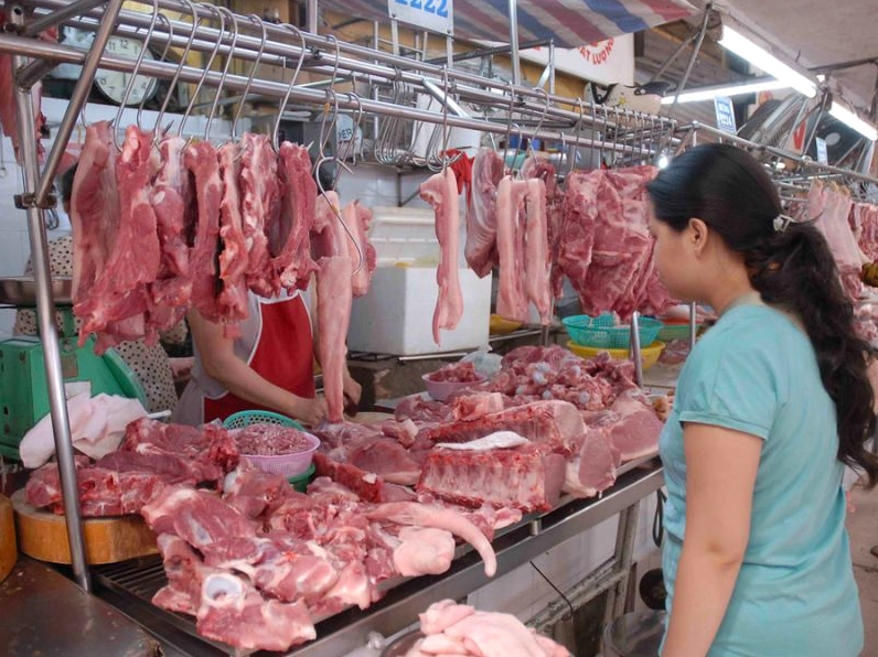Vận chuyển hàng hóa xuyên đêm tại chợ đầu mối Bình Điền