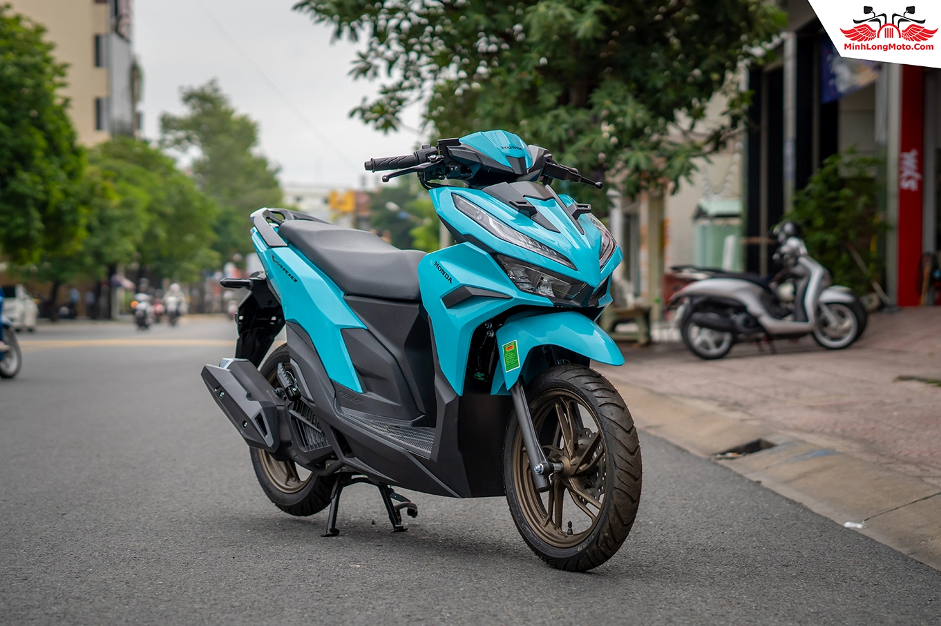 Vario 125 màu xanh ngọc với thiết kế sàn phẳng tiện lợi