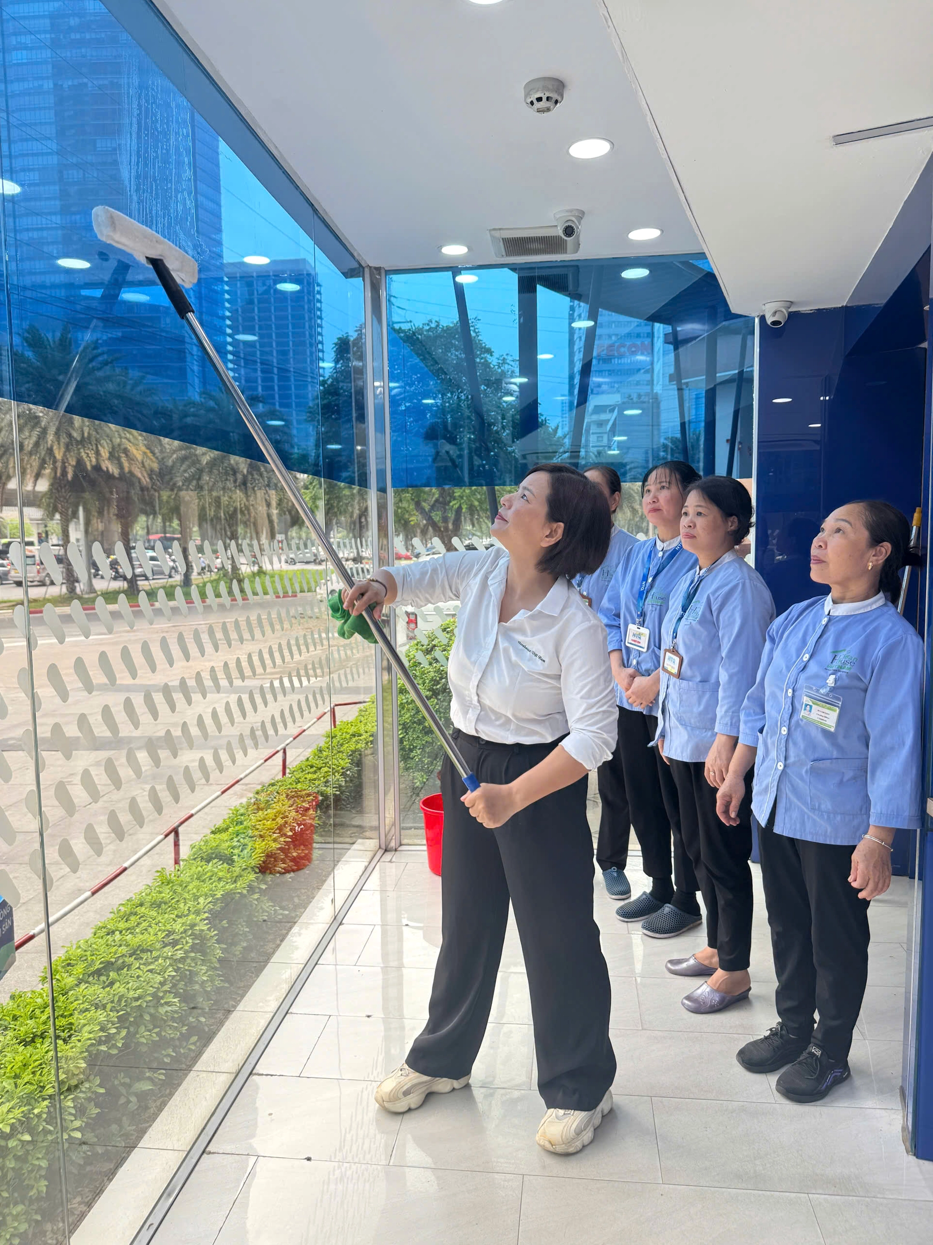 VỆ SINH GIỜ HÀNH CHÍNH VS NGOÀI GIỜ: KHÁC BIỆT NẰM Ở ĐÂU?