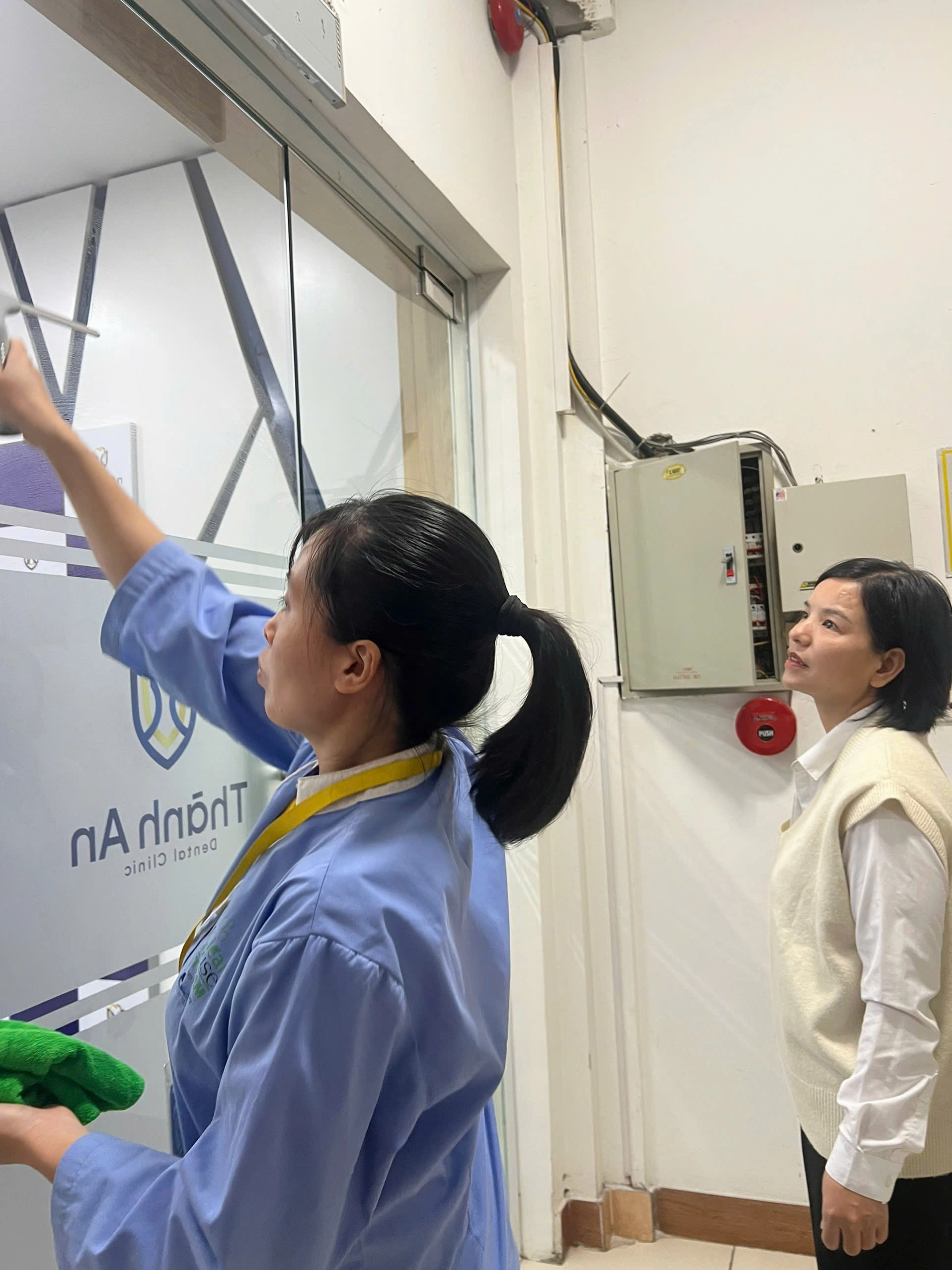 VÌ SAO LAU KÍNH KHÔNG ĐÚNG KỸ THUẬT DỄ GÂY LOANG Ố?