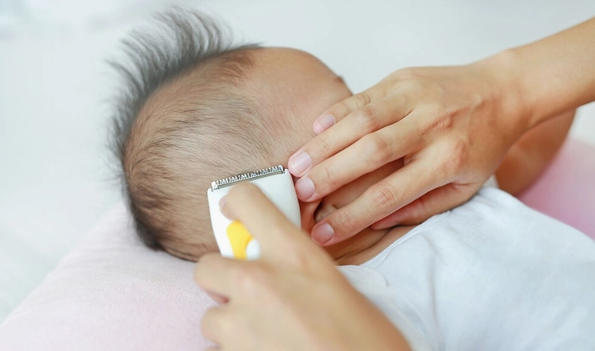 Việc cắt tóc máu cho trẻ sơ sinh tùy thuộc vào mỗi ba mẹ