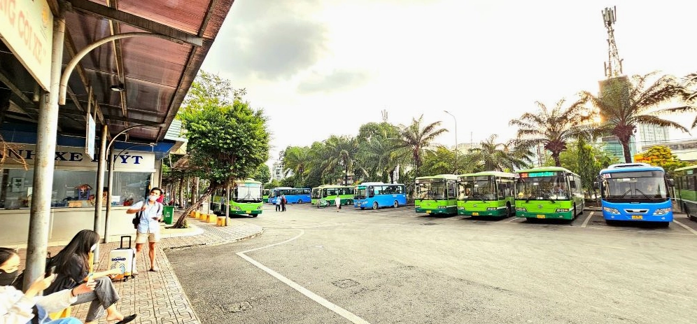 Xe buýt là phương tiện di chuyển an toàn và tiện lợi được kết nối chặt chẽ tại bến xe Miền Đông