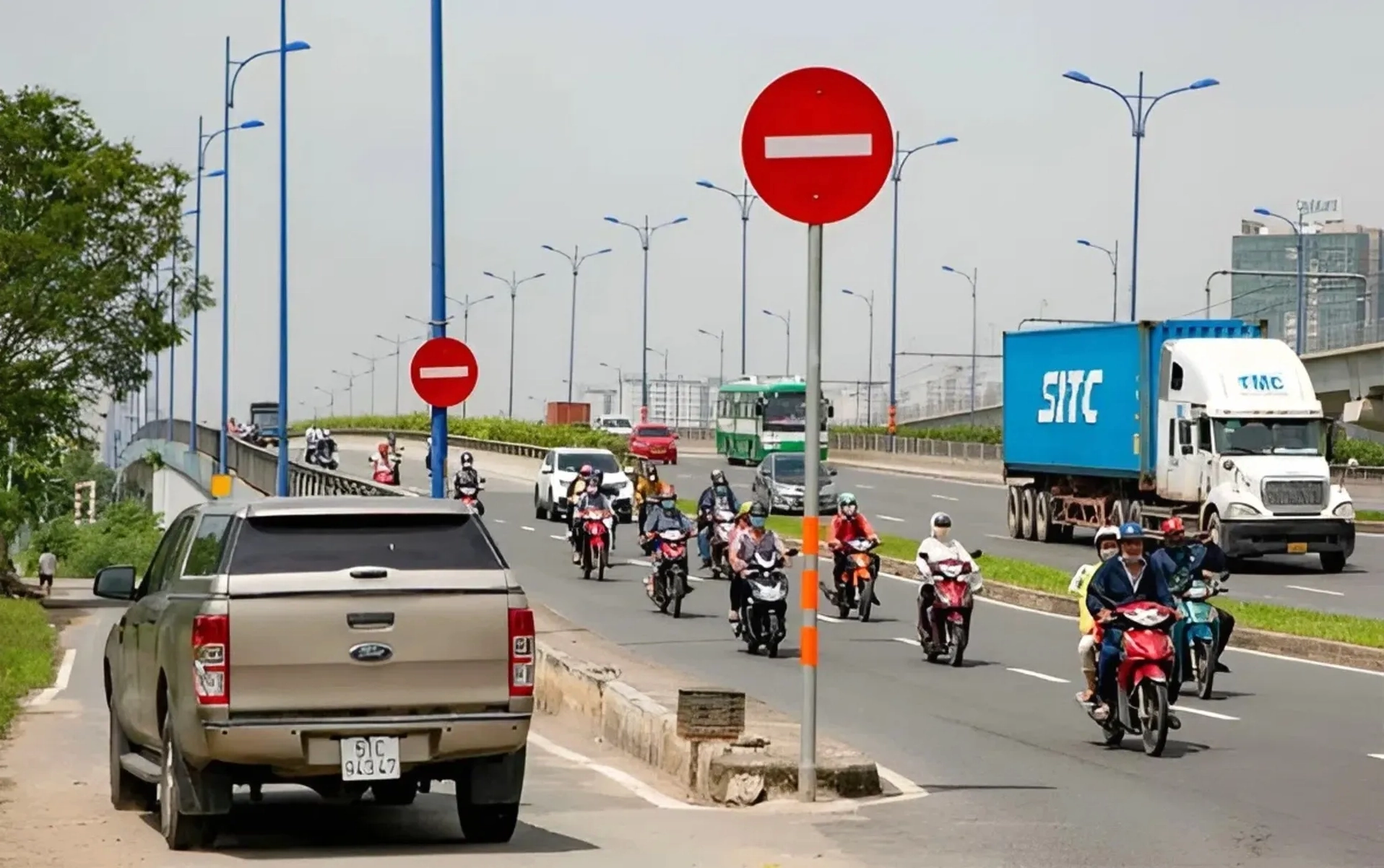 Xe ô tô đi ngược chiều phạt bao nhiêu 2026