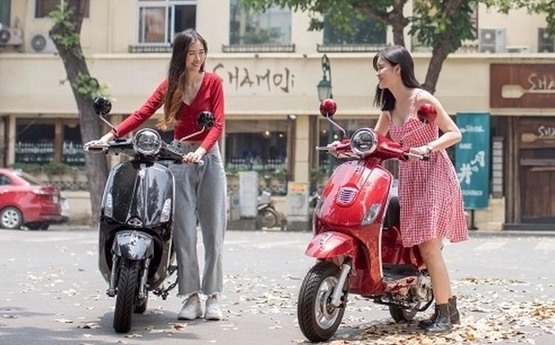 Xe vespa 50cc chạy xăng có thiết kế hiện đại và nhỏ gọn.